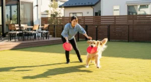 주인이 던진 장난감을 즐겁게 물어오는 행복한 강아지와 즐거워하는 주인.